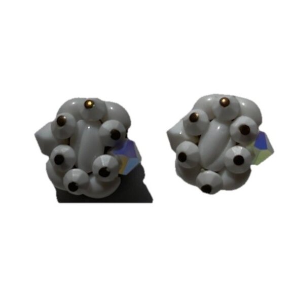 Vintage White Iridescent Cluster Beaded White Clip On Earrings Pieces 70s/80s - Picture 1 of 10